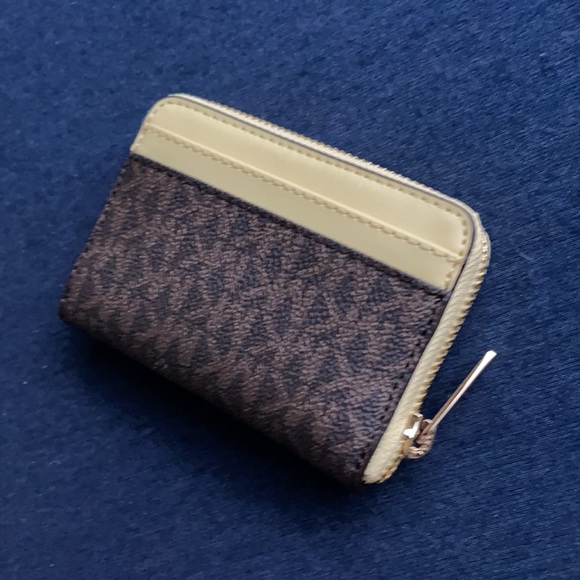 Michael Kors Medium Zip Around Card Case - Picture 4 of 16